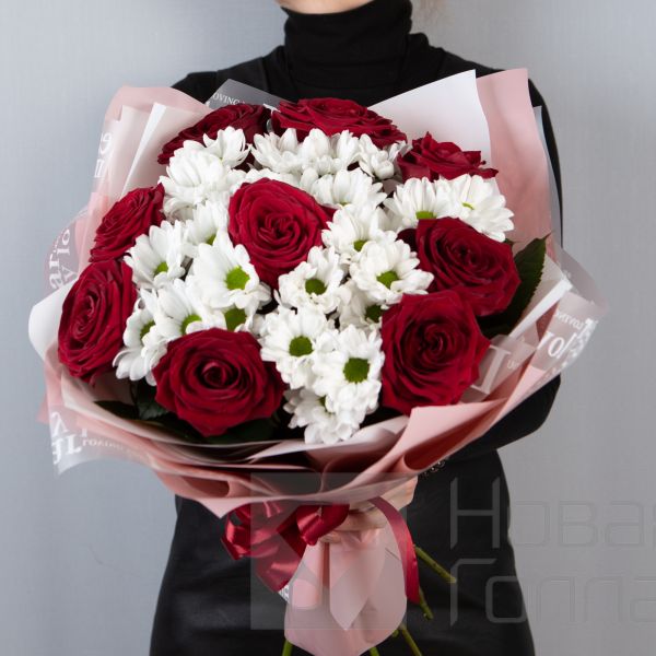 Букет из красных роз и белых хризантем