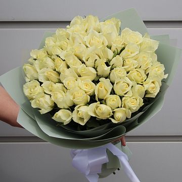 Букет 51 белая роза Кения 50 см в упаковке